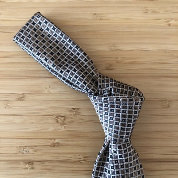 Stafford Silk Tie In Minimal Sand And Tan Pattern! - Picture 3 of 6